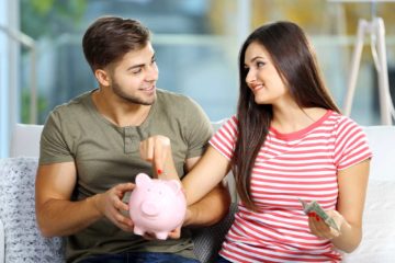 Paar wirft Geld in gemeinsame Spardose