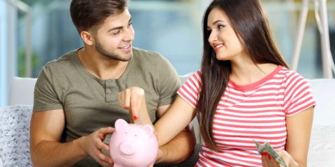 Paar wirft Geld in gemeinsame Spardose
